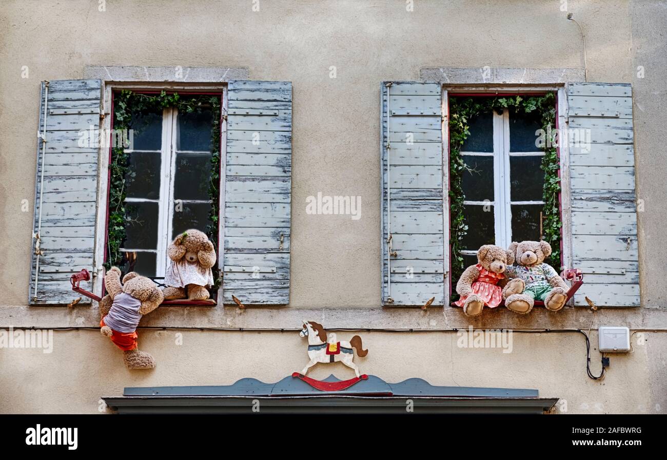Quatre ours en peluche devant les fenêtres d'un magasin de jouets semblent échapper à une scène amusante à Saint Rémy de Provence. Banque D'Images