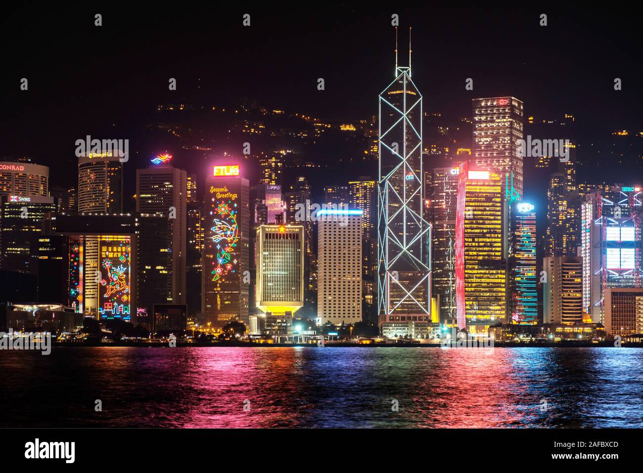 Hong Kong, Chine - Novembre 2019 : décoration de Noël sur Hong Kong gratte-ciel. L'île de Hongkong skyline at night Banque D'Images