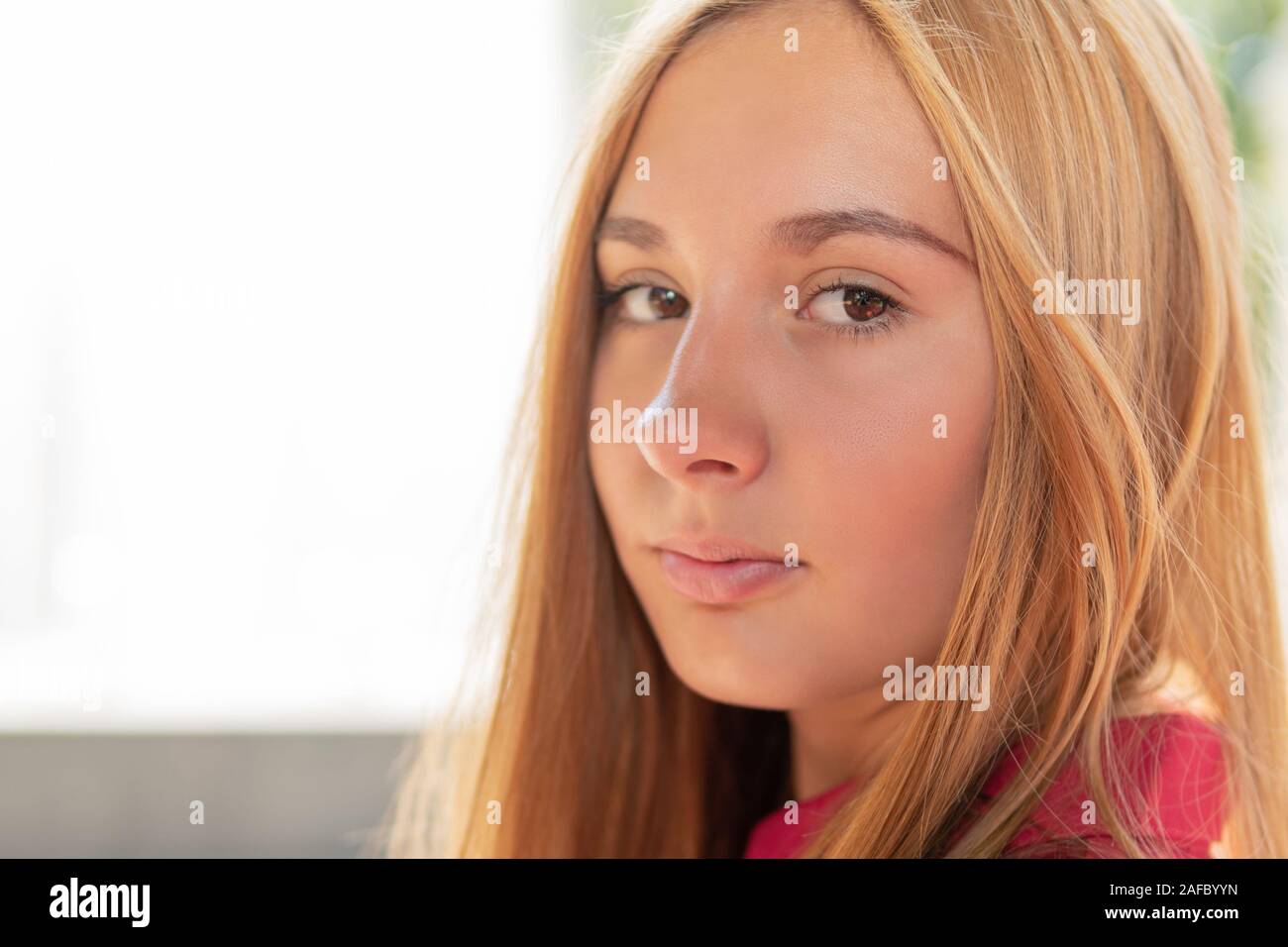 Closeup portrait d'une belle jeune fille à l'extérieur, sur un arrière-plan flou. Profondeur de champ Banque D'Images