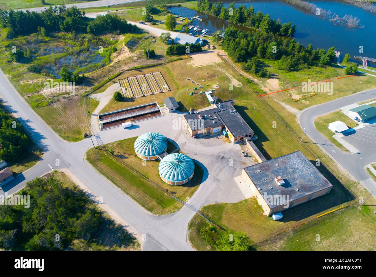 Ville de Manistique construit son usine de traitement des eaux usées d'origine en 1959 Banque D'Images