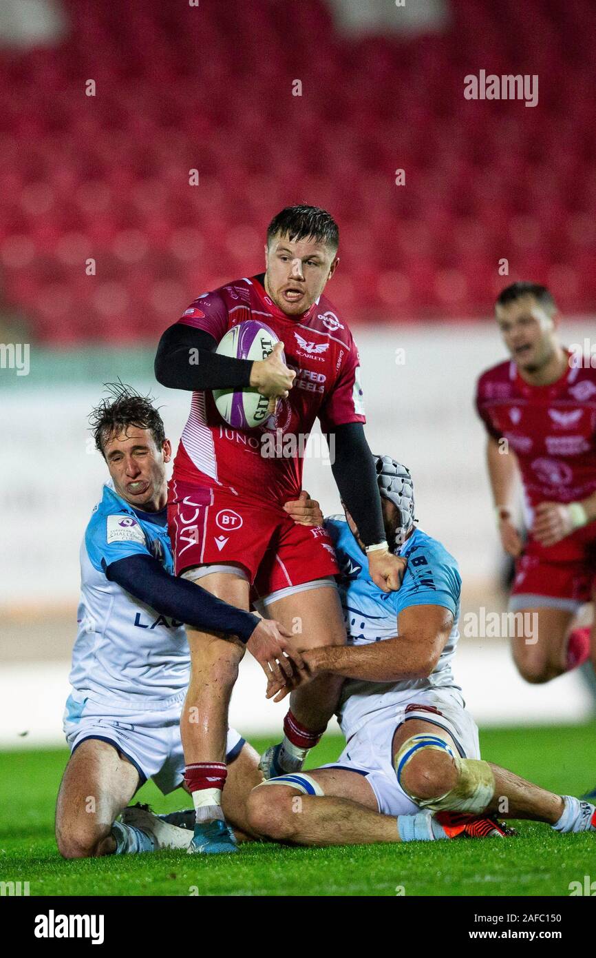 Llanelli, Royaume-Uni. 14 Décembre, 2019. Scarlets winger Steff Evans est abordée dans les Scarlets v Bayonne Rugby Challenge Cup Match. Credit : Gruffydd Ll. Thomas/Alamy Live News Banque D'Images