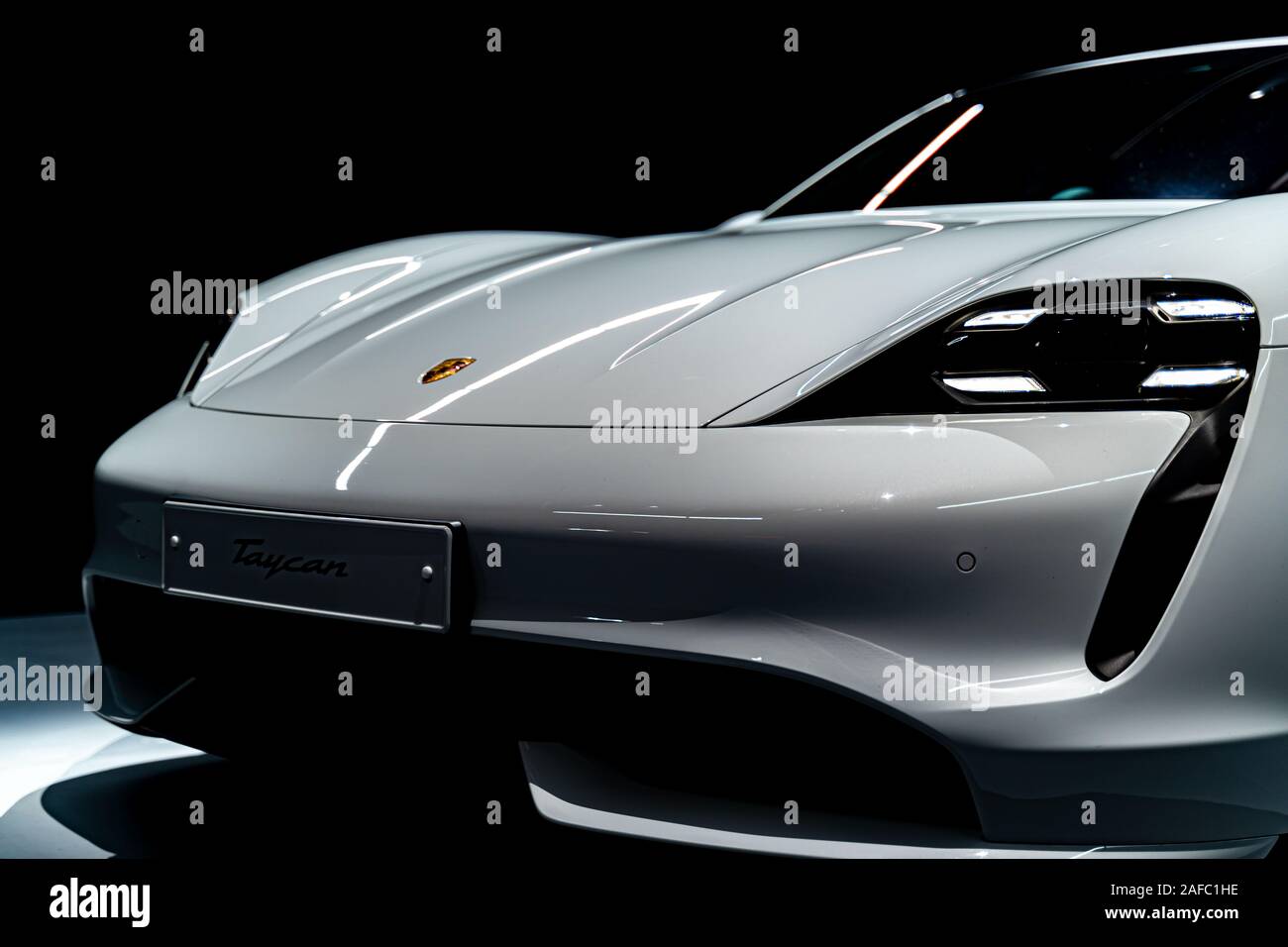 - Taycan Porsche la première voiture de sport entièrement électrique par le constructeur automobile allemand Porsche exclusive Porsche sur une exposition à Londres. Banque D'Images