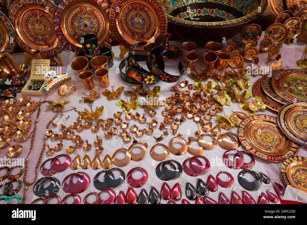 Le Sinaloa, Mexique - 12 décembre 2019 : Vente d'artisanat mexicain en bronze du marché local Banque D'Images