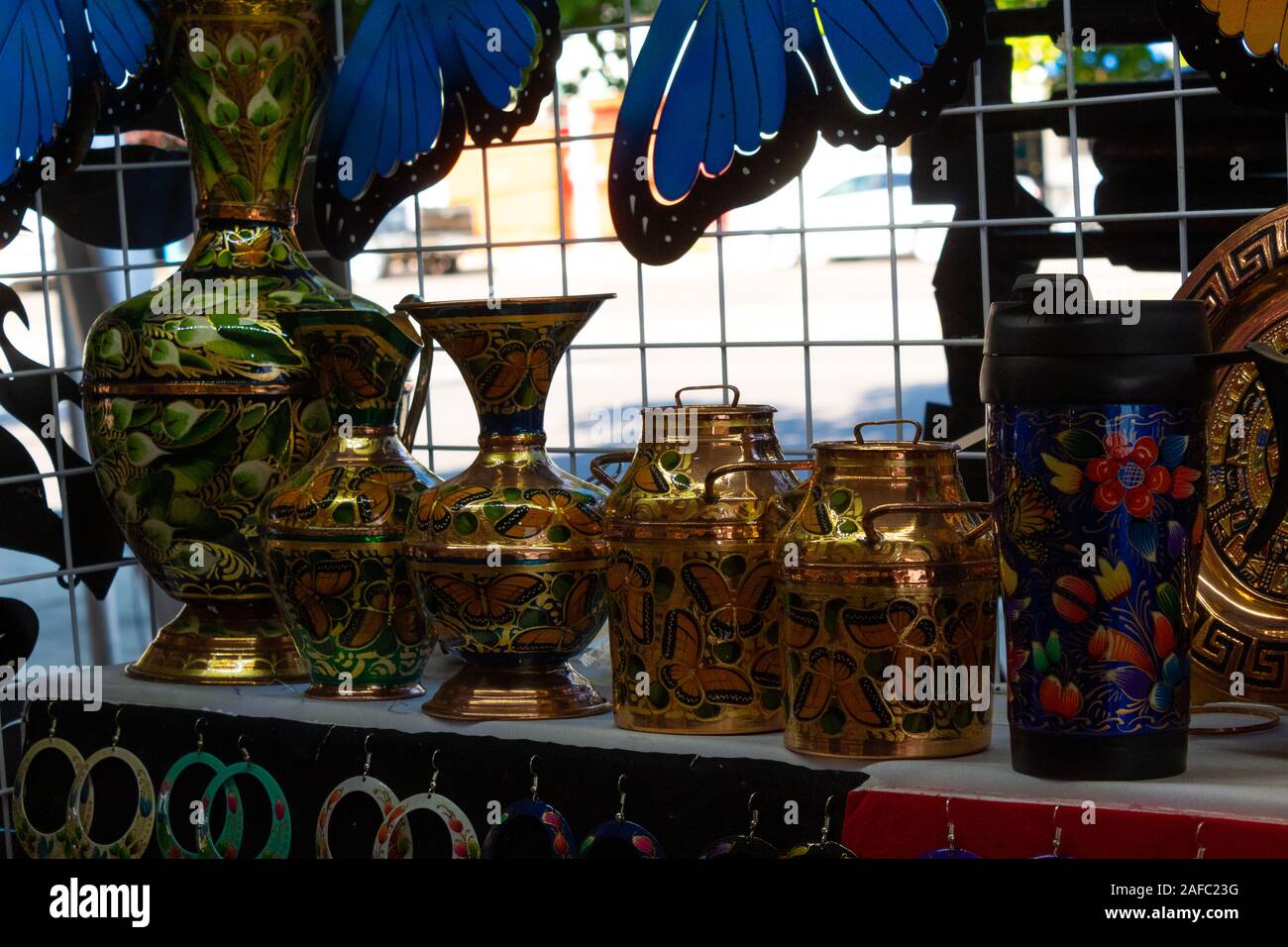 Le Sinaloa, Mexique - 12 décembre 2019 : Vente d'artisanat mexicain en bronze du marché local Banque D'Images