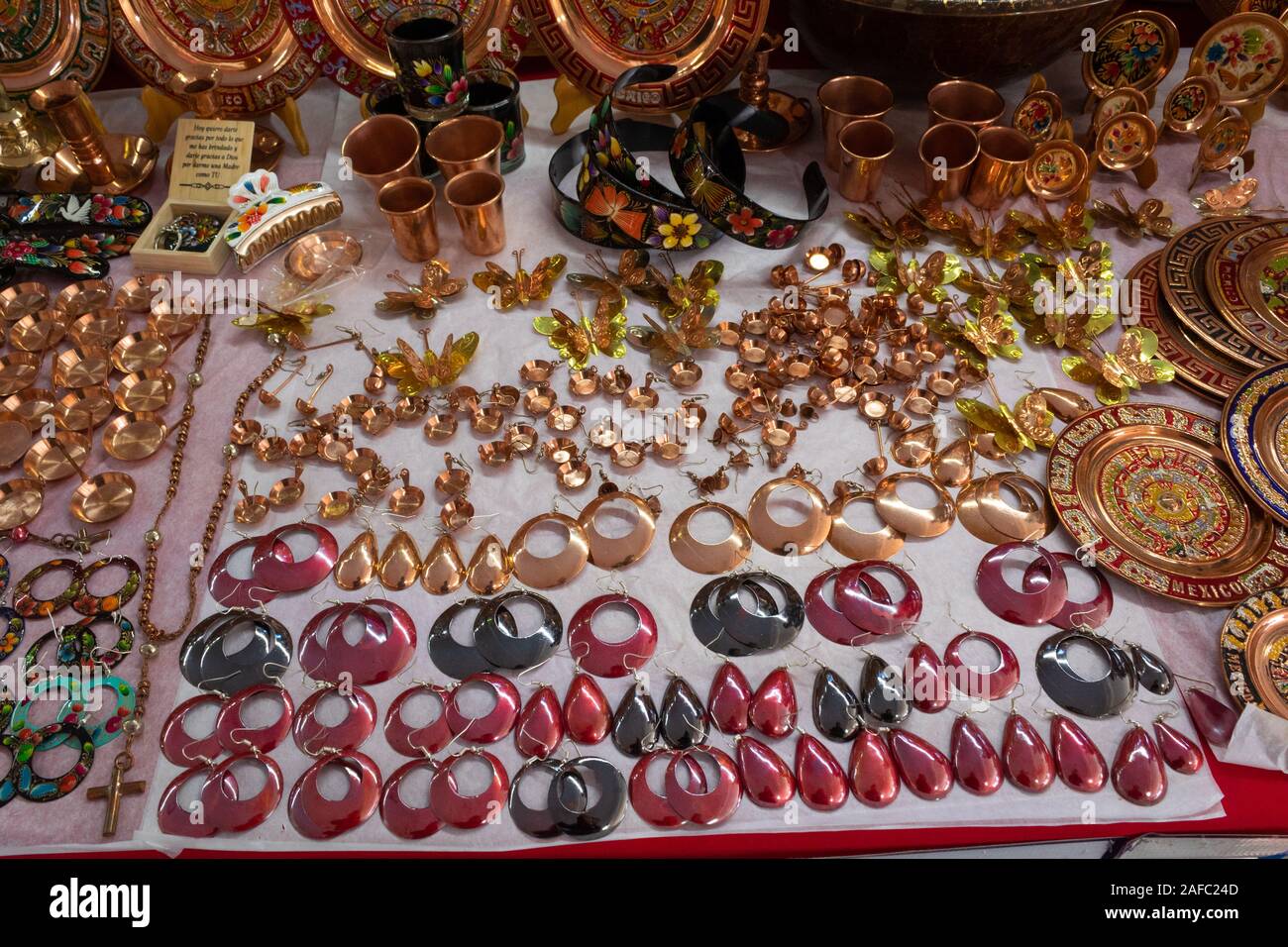 Le Sinaloa, Mexique - 12 décembre 2019 : Vente d'artisanat mexicain en bronze du marché local Banque D'Images