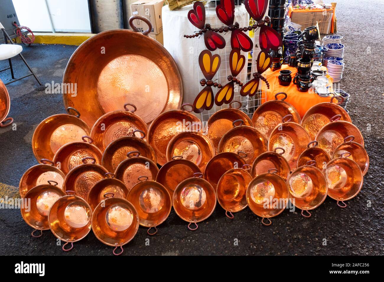 Le Sinaloa, Mexique - 12 décembre 2019 : Vente d'artisanat mexicain en bronze du marché local Banque D'Images