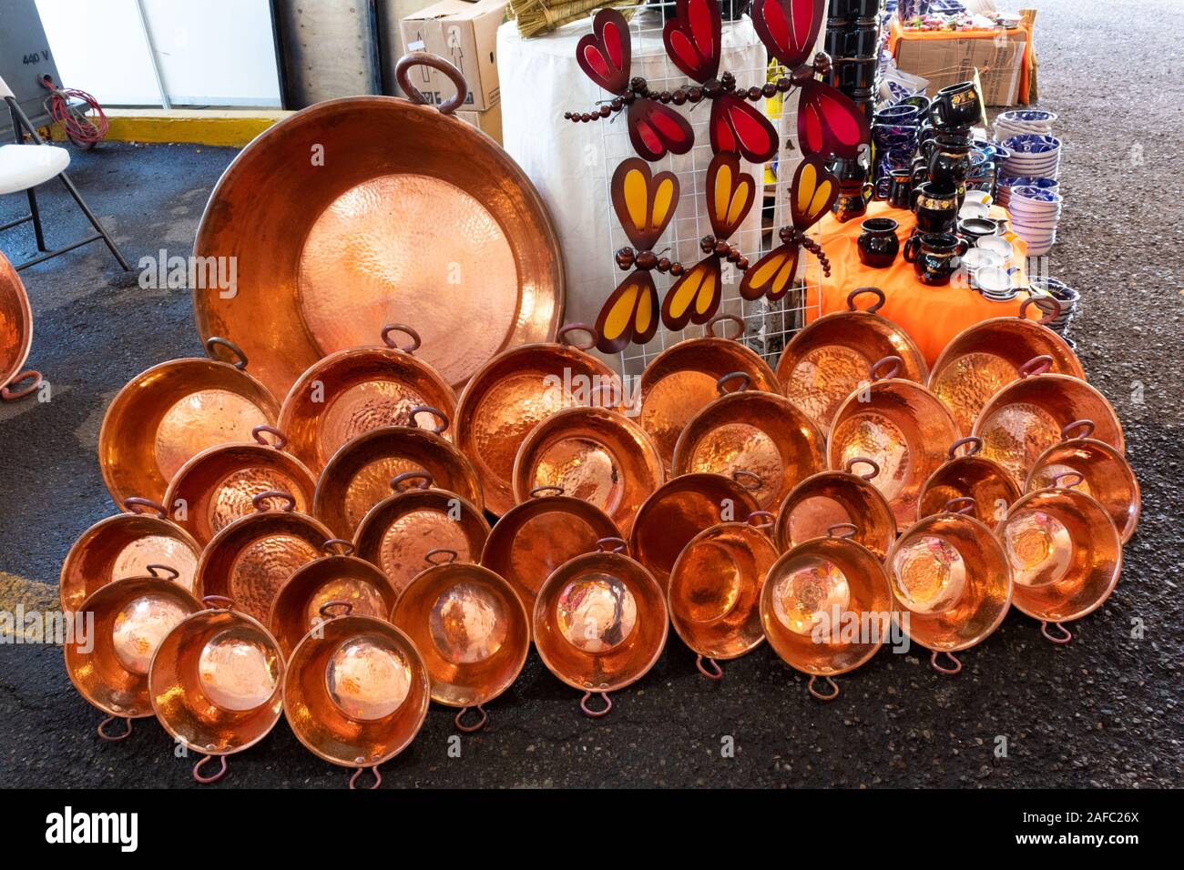 Le Sinaloa, Mexique - 12 décembre 2019 : Vente d'artisanat mexicain en bronze du marché local Banque D'Images