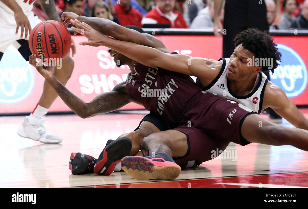 Louisville, États-Unis. 14 Décembre, 2019. Louisville Cardinals Dwayne Sutton (24) se bat pour la balle lâche avec l'Kentuckys JacQuess Hobbs (1) au cours de la première moitié de jouer au KFC Yum ! Dans le centre de Louisville, Kentucky, Samedi, Décembre 14, 2019. Photo de John Sommers II /Crédit : UPI UPI/Alamy Live News Banque D'Images
