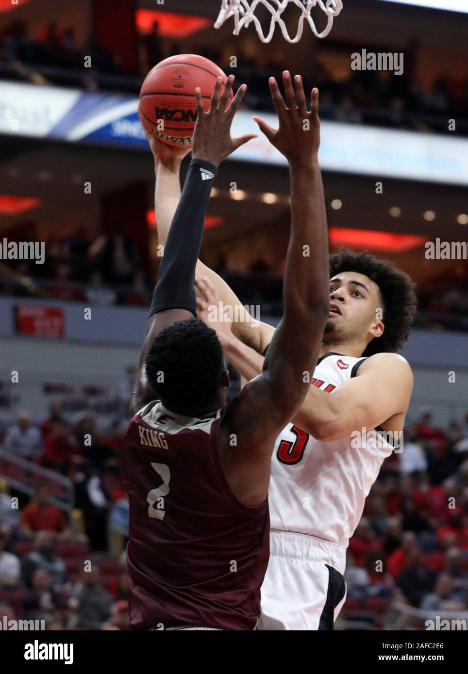 Louisville, États-Unis. 14 Décembre, 2019. Louisville Cardinals Jordanie Nwora (33) se bat pour obtenir son shoot off sous la pression de l'Est de Kentuckys Tre King (2) au cours de la première moitié de jouer au KFC Yum ! Dans le centre de Louisville, Kentucky, Samedi, Décembre 14, 2019. Photo de John Sommers II /Crédit : UPI UPI/Alamy Live News Banque D'Images