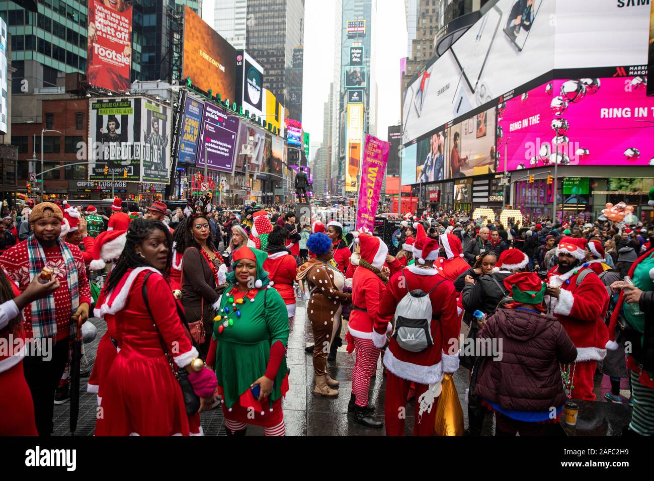 New York, USA. 14 Décembre, 2019. 2019 personnes participent à la SantaCon à New York, États-Unis, 14 décembre 2019. Habillé en père Noël ou costumes de fête, des centaines de personnes se sont retrouvées à Times Square pour le SantaCon 2019 le samedi, profitant de l'ambiance de Noël et la collecte de fonds pour la charité. Credit : Wang Ying/Xinhua/Alamy Live News Banque D'Images