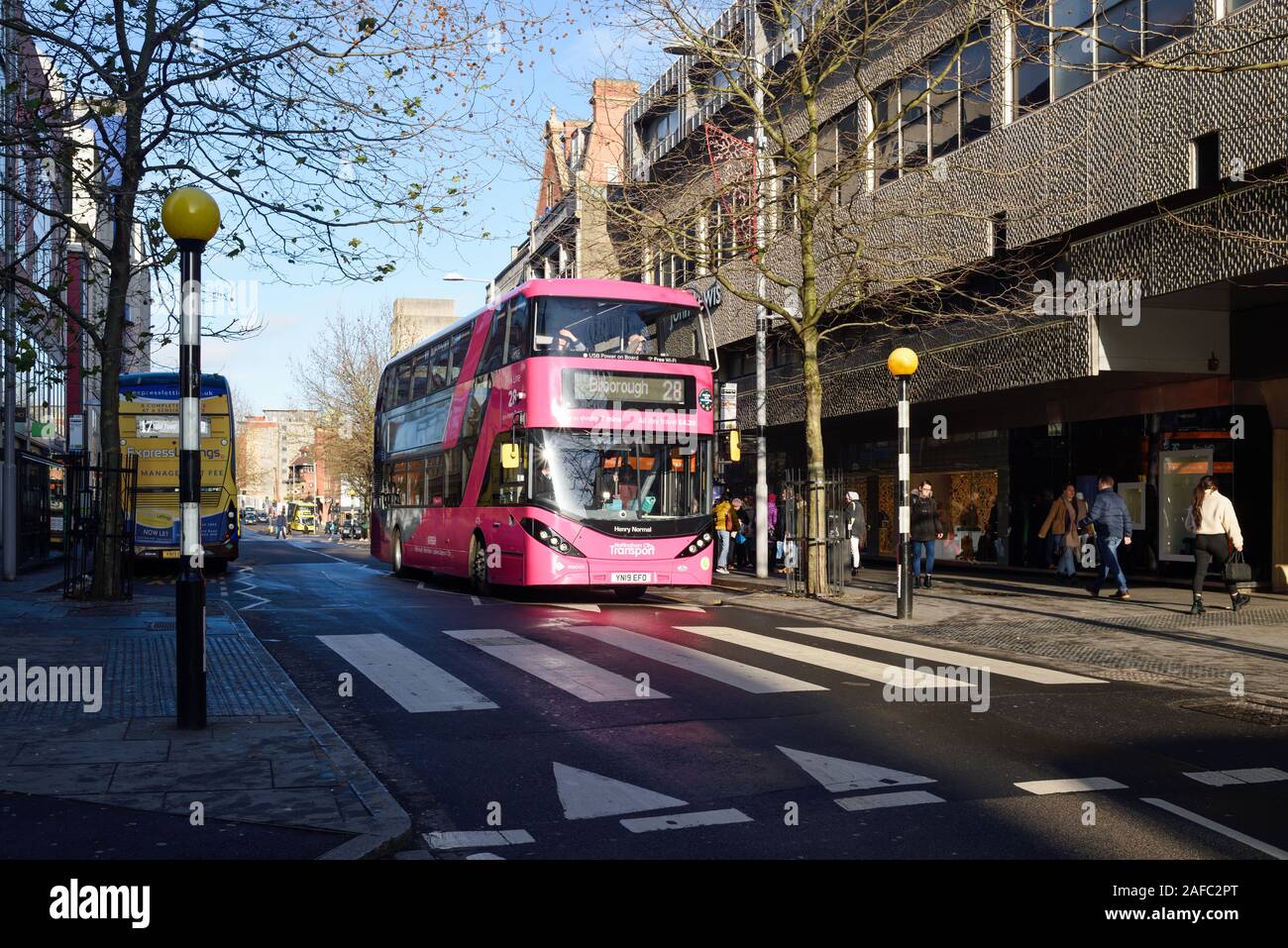 Nottingham, Royaume-Uni. Nottingham City Transport Les bus publics dans les rues de la ville de Avril de cette année, l'Enviro400CBG Ville Bio- Banque D'Images