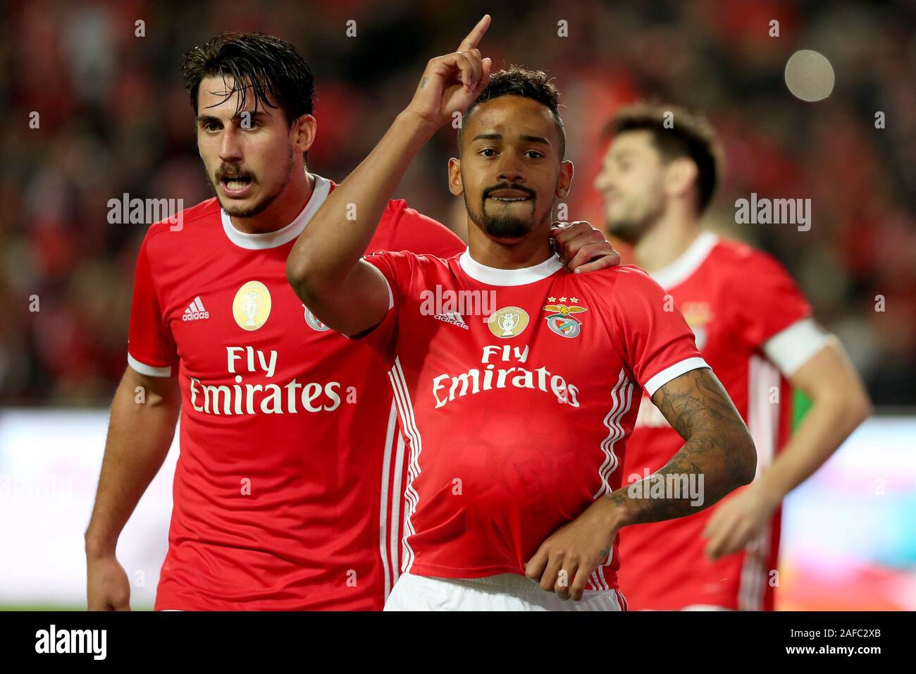 Lisbonne, Portugal. 14 Décembre, 2019. Caio Lucas de SL Benfica (R) célèbre après avoir marqué un but au cours de la Ligue portugaise match de football entre SL Benfica et le FC Famalicão au stade de la Luz à Lisbonne, Portugal, le 14 décembre 2019. Crédit : Pedro Fiuza/ZUMA/Alamy Fil Live News Banque D'Images