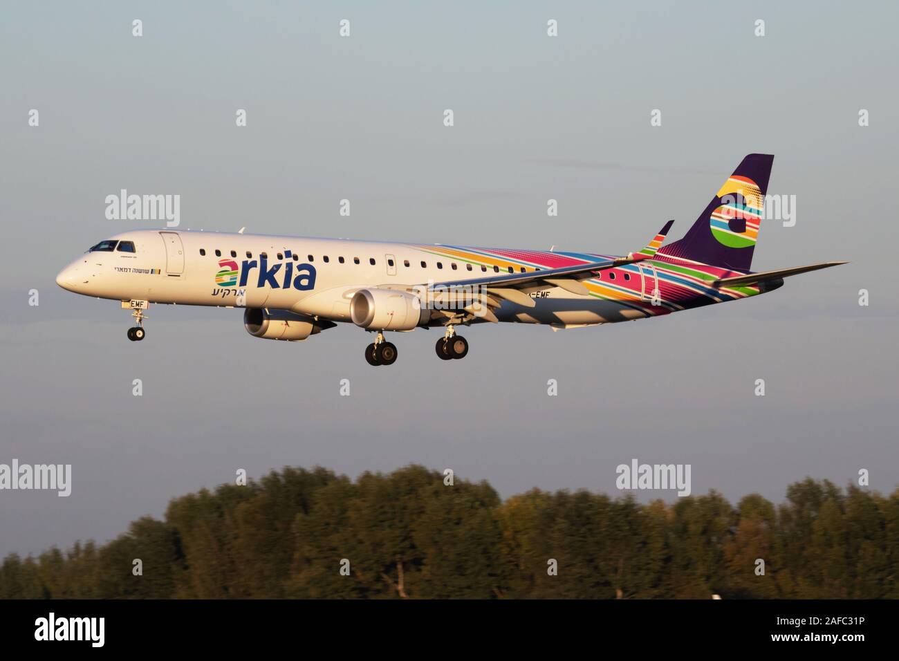 Budapest / Hongrie - 27 septembre 2018 : Compagnies aériennes israéliennes Arkia Embraer 195 4X-EMF avion du passager l'arrivée et l'atterrissage à l'Aéroport de Budapest Banque D'Images