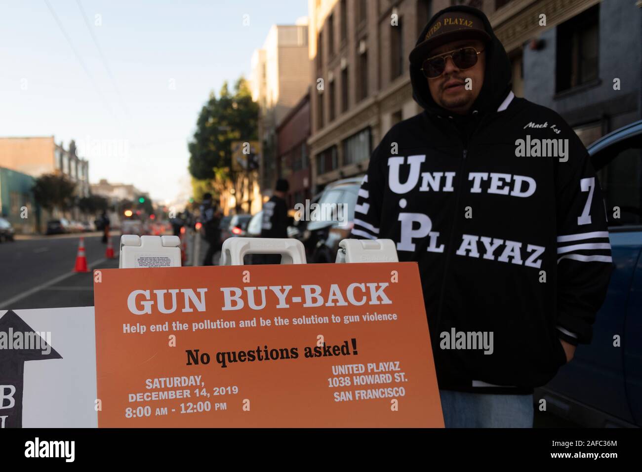 Une arme à feu est signe d'achat en retour vu le rachat des armes à feu annuel organisé par United Playaz à San Francisco, Californie, États-Unis le 14 décembre 2019. C'est aujourd'hui le 7e anniversaire de la prise de masse de Sandy Hook. L'École élémentaire de Sandy Hook fusillade le 14 décembre 2012, à Newtown, Connecticut, United States, quand 20 ans, Adam Lanza a tué 26 personnes, dont 20 enfants entre six et sept ans, et six membres du personnel adultes avec un AR-15 fusil style et un pistolet Glock. (Photo de Yichuan Cao/Sipa USA) Banque D'Images