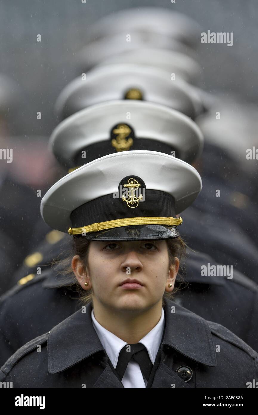 Philadelphie, USA. 14 Décembre, 2019. Les cadets de la marine l'exécuter sur mars avant la 120e Army-Navy Game au Lincoln Financial Field à Philadelphie le Samedi, Décembre 14, 2019. Photo par Derik Hamilton/UPI UPI : Crédit/Alamy Live News Banque D'Images