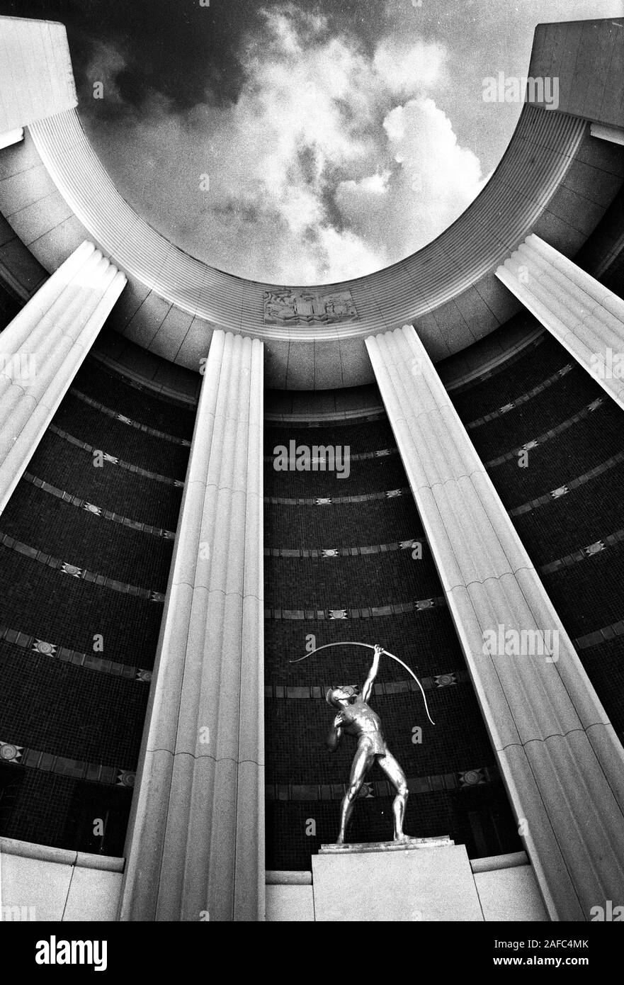 Tejas Warrior statue conçu par le sculpteur Dallas Texas Tennant Victoria allie Hall of State Fair Park Dallas Tx USA nov 1983 photo de Bill belknap Banque D'Images