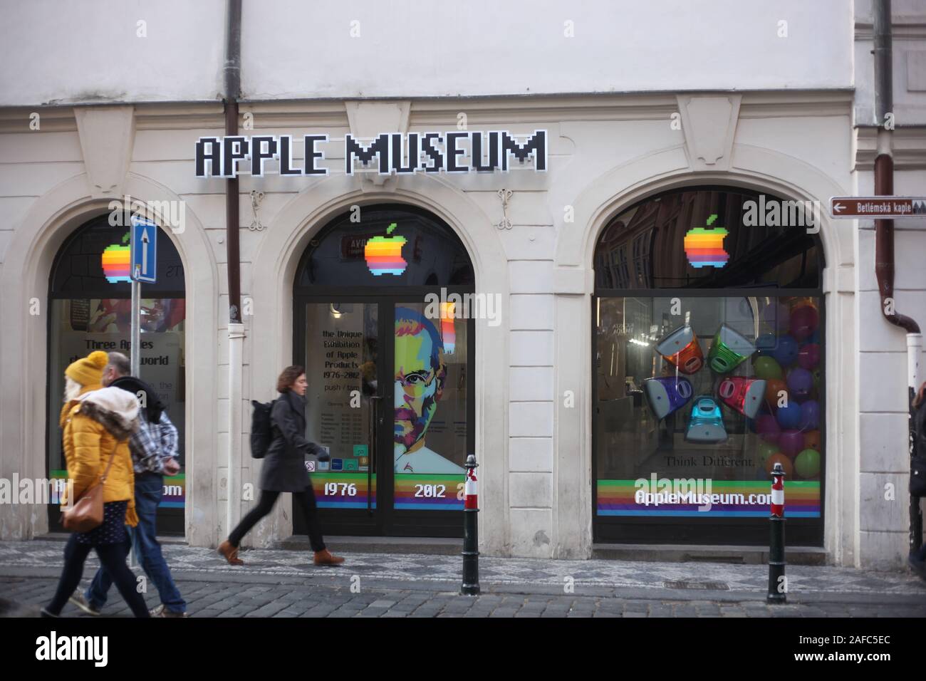 Une femme en noir Sac à dos vêtements et l'avant dernière marche de Musée Apple. République tchèque. Banque D'Images