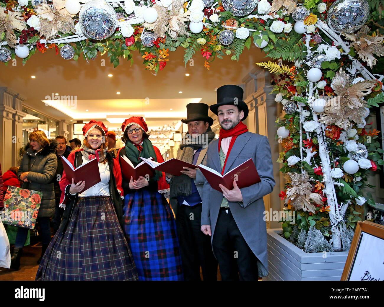 Manchester, UK. 14 Décembre, 2019. Chanteurs habillés en costume victorien shoppers divertir dans l'approche de Noël dans la région de Manchester, Lancashire, Royaume-Uni. Crédit : Barbara Cook/Alamy Live News Banque D'Images