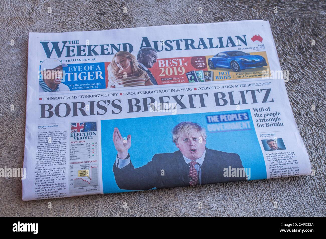 Adélaïde, Australie. 15 décembre 2019. Premier ministre Boris Johnson est en vedette sur la page avant de l'Australian week-end après la victoire au Royaume-Uni élection générale. Credit : Amer Ghazzal/Alamy Live News Banque D'Images