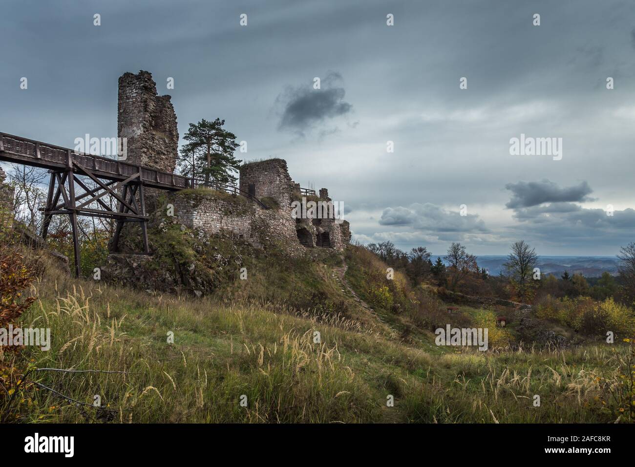 Zubstejn ruines du château construit au 13e siècle. Il se dresse sur une colline au-dessus du village Pivonice en République tchèque. Jour couvert. Également connu sous le nom de Banque D'Images