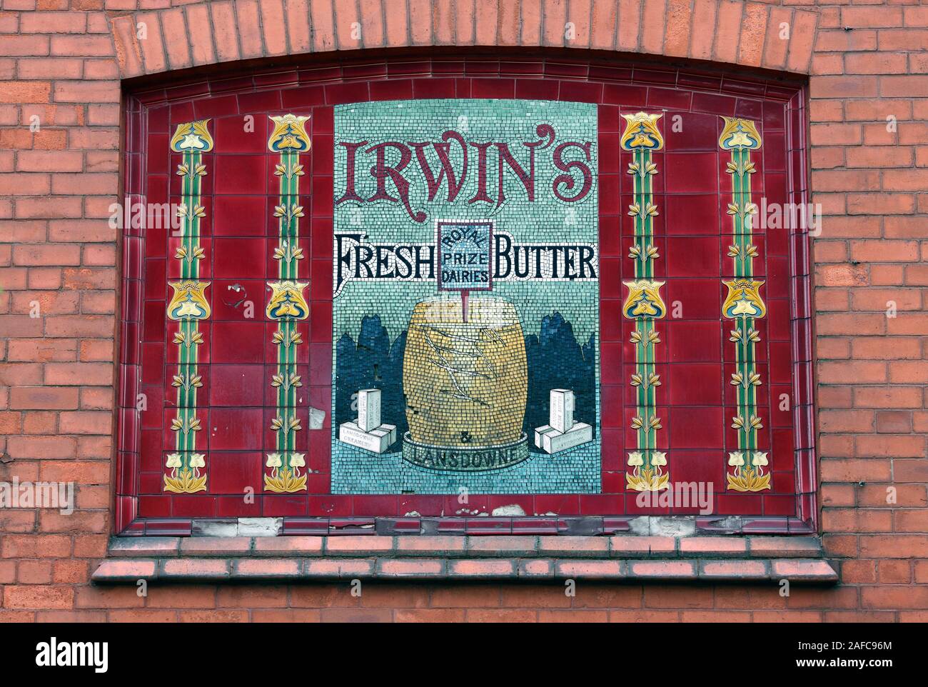 Ancienne publicité pour Irwin's beurre frais, en mosaïque et carrelage (avec touches Art Nouveau), sur un mur de brique, Allerton Road, Liverpool. Banque D'Images