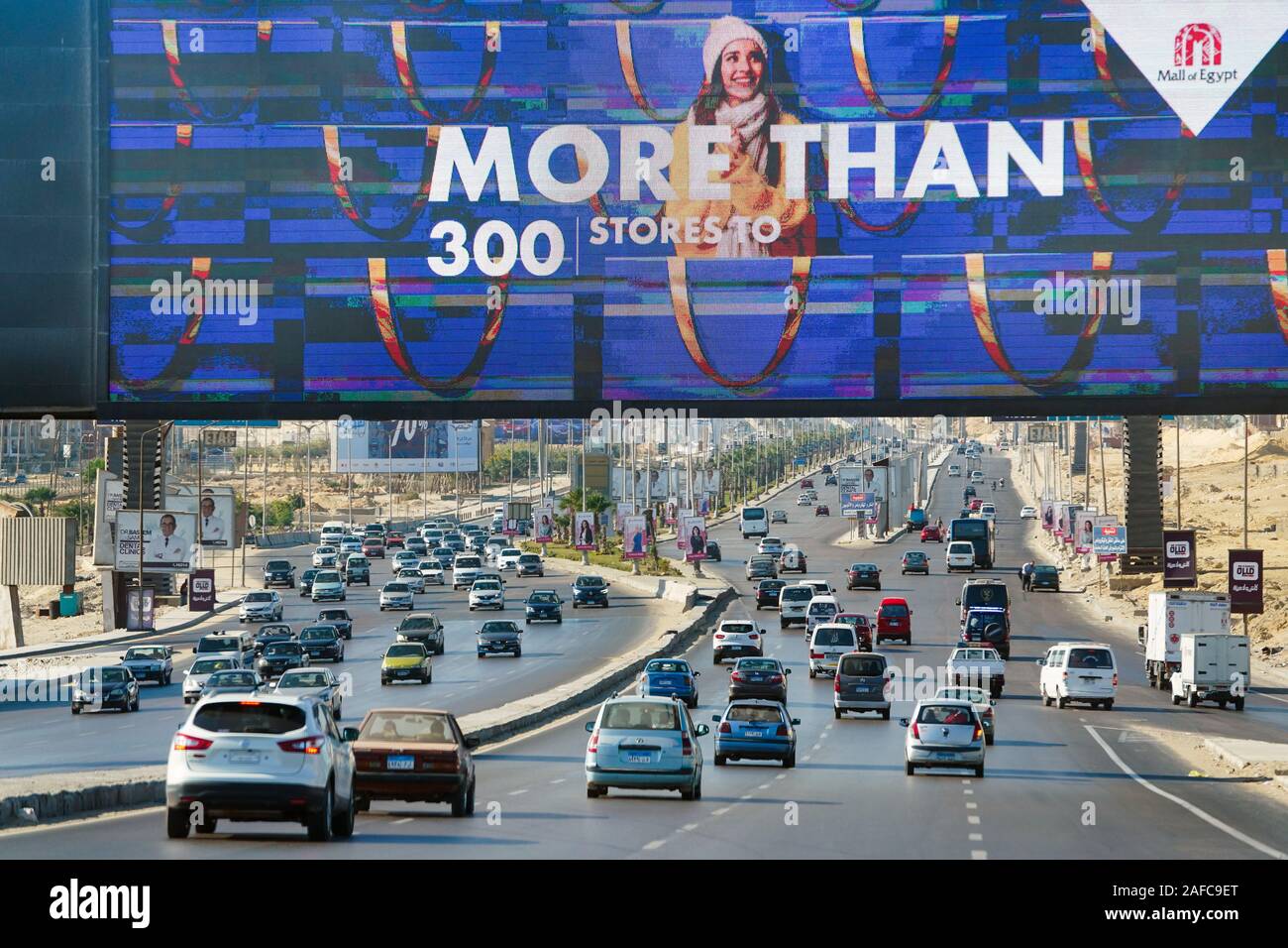 Publicité lumineuse bilboard gigantesque au-dessus de la route de la 6ème.juste en dehors du district d'octobre Le Caire, Egypte Banque D'Images