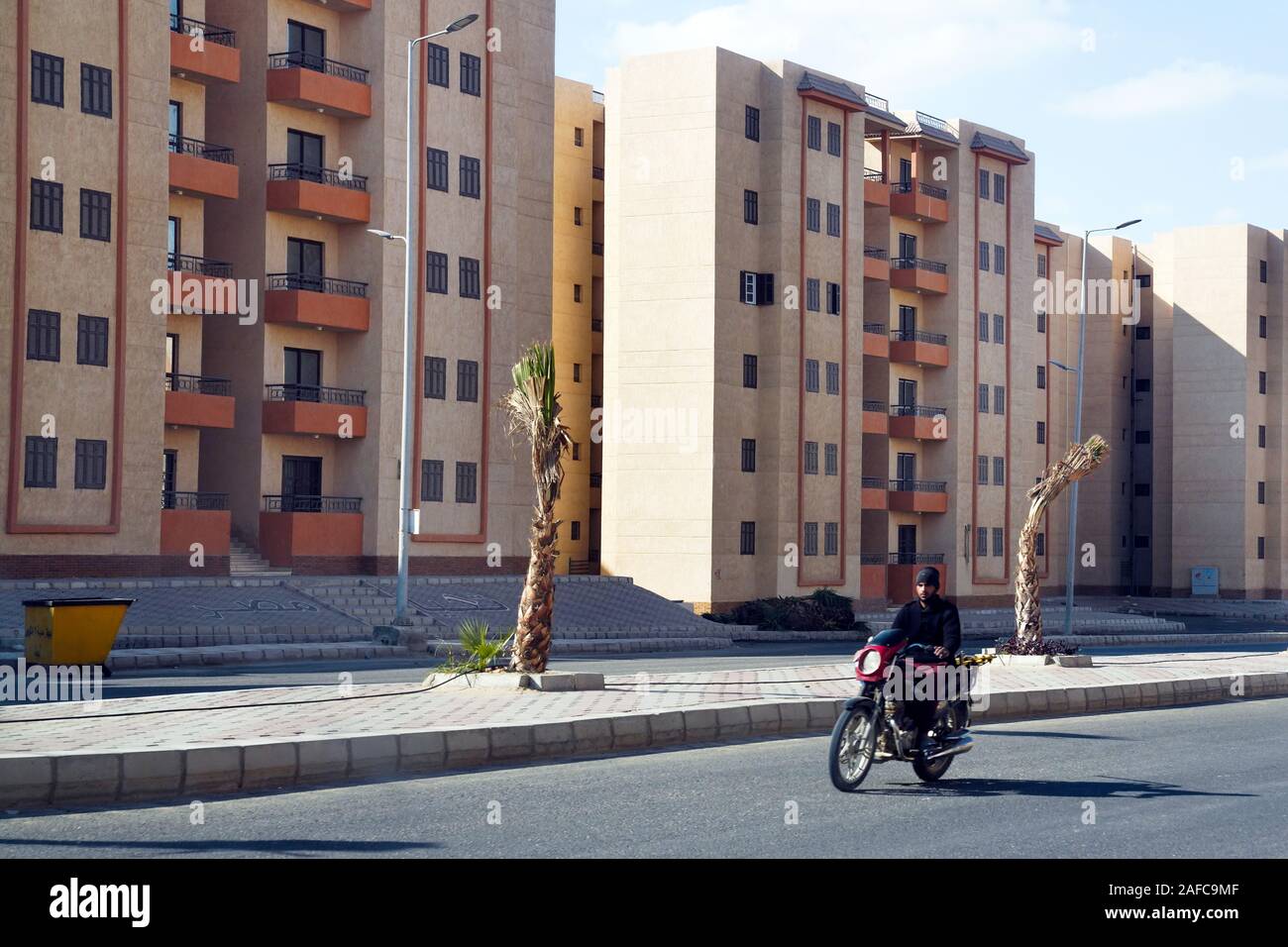 Le Caire, Égypte -- nouveaux immeubles résidentiels dans le 6e octobre de banlieue de la capitale du Caire. Banque D'Images