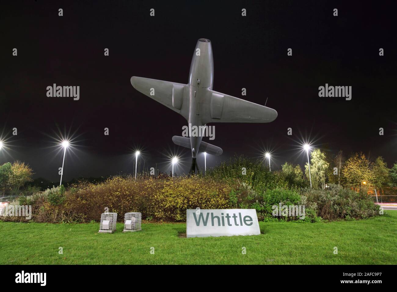 Un monument à Frank Whittle, inventeur du moteur à réaction, près de Lutterworth. Le monument est composé d'une réplique d'une semi maquette avion Gloster. Banque D'Images