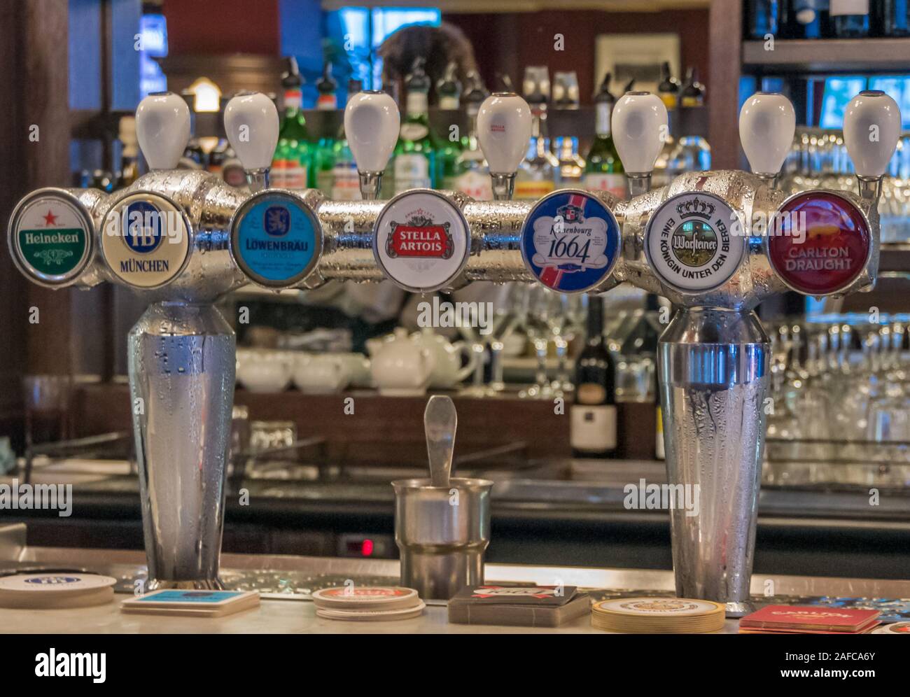 Melbourne, Australie - le 17 décembre 2009 : Au café du coin de l'exposition et Collins. Le second toucher sur bar sert des bières, 7 bouteilles décolorées avec Banque D'Images