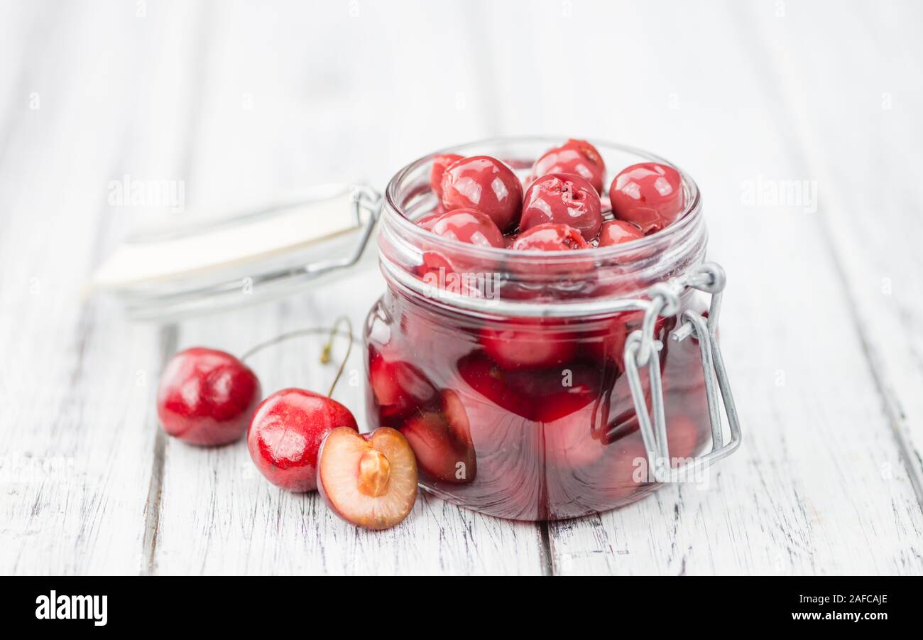 Les cerises confites sur un arrière-plan vintage comme détaillé close-up shot, selective focus Banque D'Images