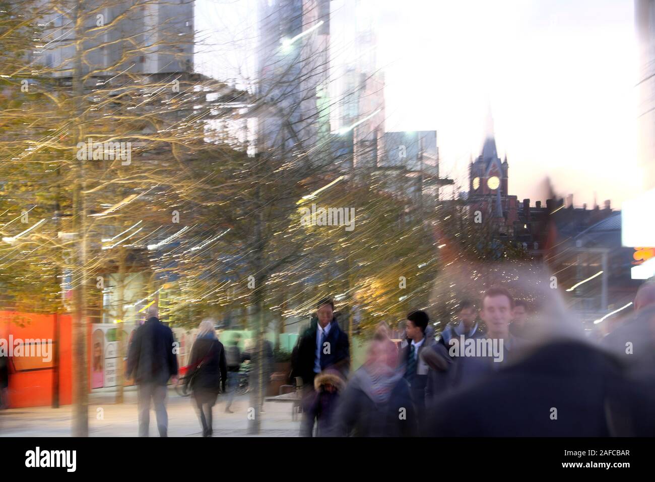 Personnes marchant près de la gare de St Pancras et de la gare de Kings Cross sur Kings Boulevard le soir de novembre 2019 à Londres Angleterre KATHY DEWITT Banque D'Images