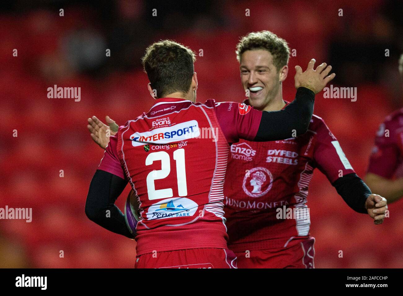 Llanelli, Royaume-Uni. 14 Décembre, 2019. Scarlets voler la moitié Angus O'Brien félicite (21) Kieran Hardy après qu'il marque un essai dans les Scarlets v Bayonne Rugby Challenge Cup Match. Credit : Gruffydd Ll. Thomas/Alamy Live News Banque D'Images