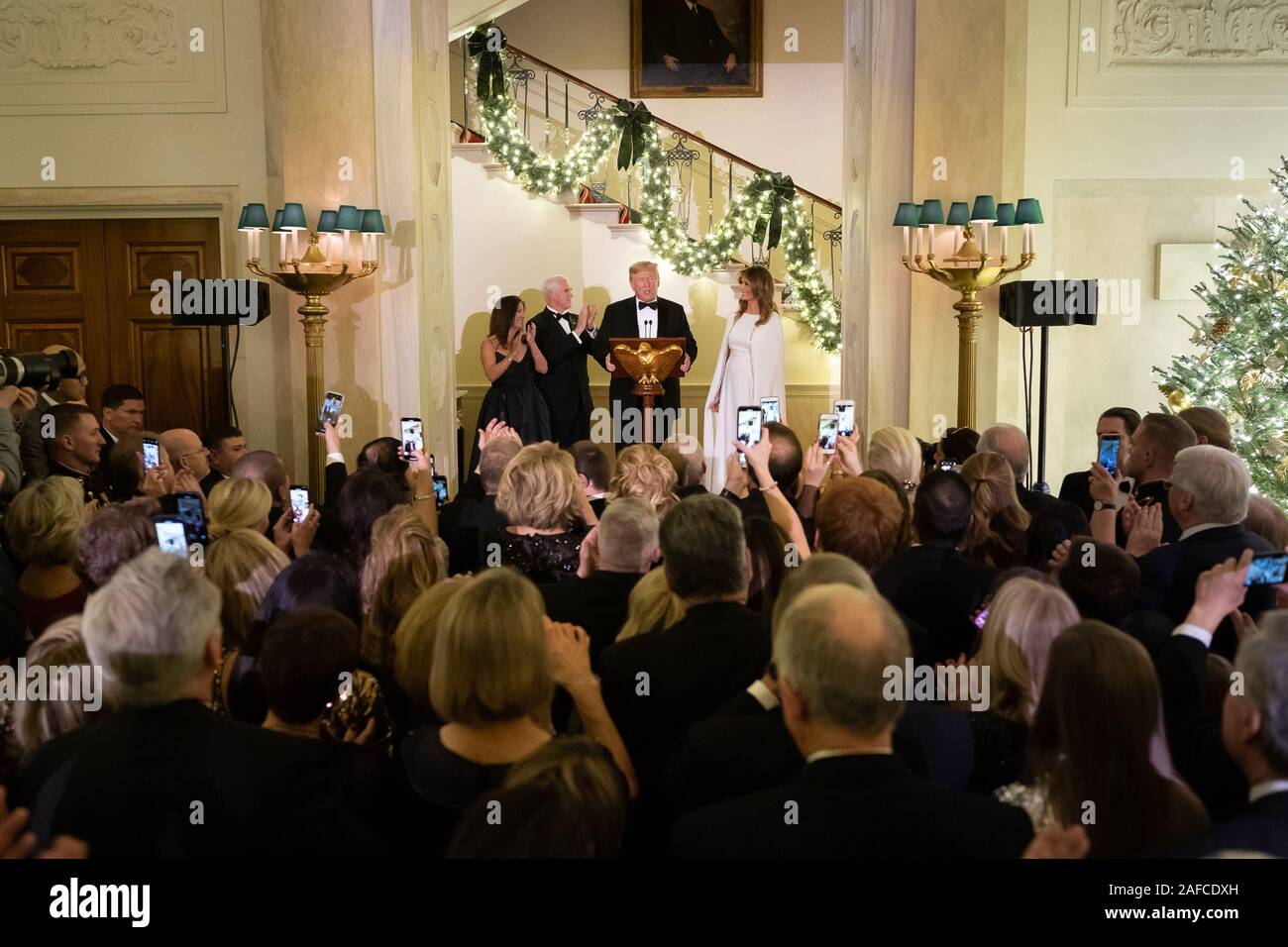 Washington, États-Unis d'Amérique. Dec 12, 2019. Le président Donald J. Trump, rejoint par la Première Dame Melania Trump, Vice-président Mike Pence et deuxième Dame Karen Pence, prononce une allocution lors de la balle du Congrès Jeudi, 12 décembre 2019, dans le Grand Hall de la Maison blanche : le Président Donald J. Trump, rejoint par la Première Dame Melania Trump Credit : tempêtes Media Group/Alamy Live News Banque D'Images