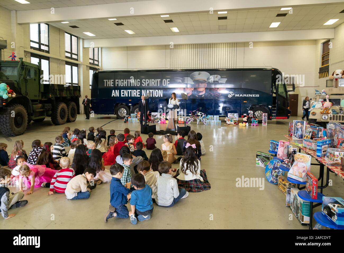 Washington, États-Unis d'Amérique. 09Th Dec, 2019. Première Dame Melania Trump prononce une allocution à un événement Noël Toys for Tots Lundi, Décembre 9, 2019, at Joint Base Anacostia-Bolling à Washington, DC Les gens : Première Dame Melania Trump Credit : tempêtes Media Group/Alamy Live News Banque D'Images