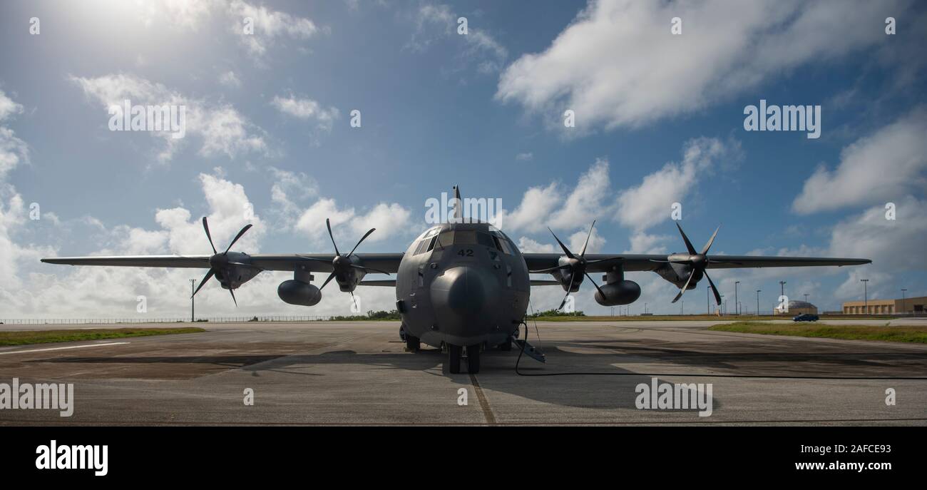 La Royal Australian Air Force C-130J Super Hercules affecté à l'Escadron n° 37 RAAF est indiqué sur la piste de la base aérienne d'Andersen à l'appui de l'Opération Goutte de Noël 2019 sur AAFB, Guam, le 12 décembre 2019. OCD fournit une formation unique pour l'US Air Force et ses alliés, en partenariat avec la Japan Air Self-Defense Force, la Royal Australian Air Force et la Royal New Zealand Air Force dans l'exercice de parachutage d'endroits inconnus, une compétence utilisée dans des environnements austères et pacifique. (U.S. Air Force photo par un membre de la 1re classe Michael S. Murphy) Banque D'Images