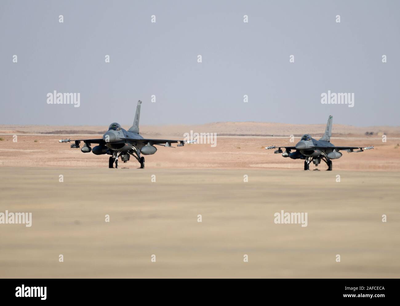 Deux F-16 Fighting Falcon, affecté à la 555e Escadron de chasse expéditionnaire, taxis après l'atterrissage le 2 décembre 2019 au Prince Sultan Air Base, l'Arabie Saoudite. L'avion est arrivé à la SAEA pour tester la capacité de base en Asie du sud-ouest de l'exercice de combat agiles de concepts d'emploi dans un environnement de déploiement. (U.S. Air Force photo par le Sgt Tech. Michael Charles) Banque D'Images
