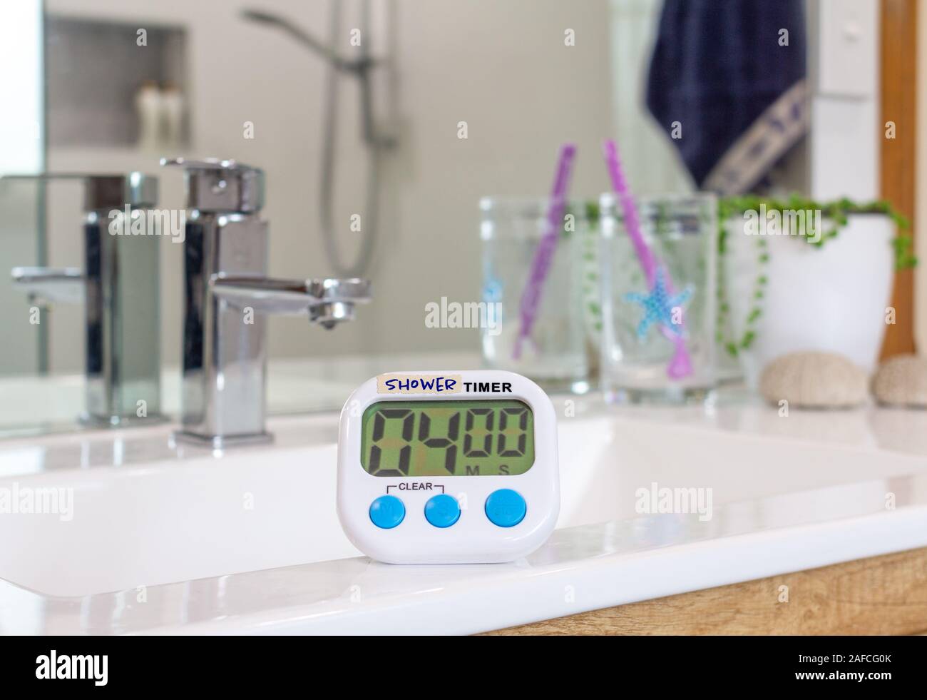 Minuterie de douche faits maison dans la salle de bains, utilisé en temps gratuites en raison de restrictions d'eau causés par les conditions de sécheresse en changement climatique Banque D'Images