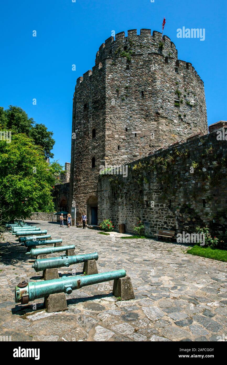 Une tour de pierre dans les ruines de Rumeli Hisari (forteresse) situé sur le Bosphore à Istanbul en Turquie. Dans l'avant-plan est une rangée de canons. Banque D'Images