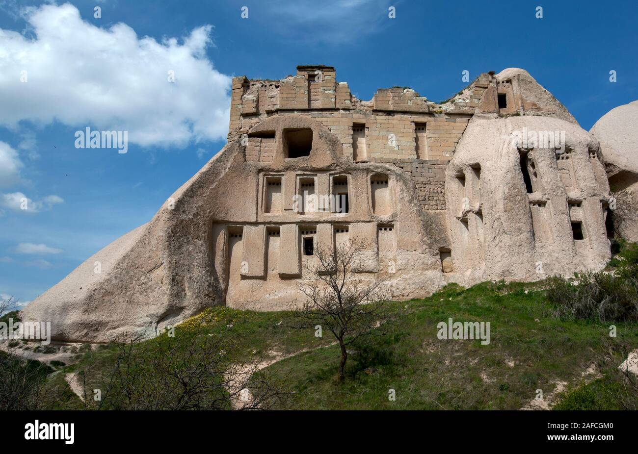 Une ancienne grotte accueil qui avaient été sculptés dans la roche de la falaise la vallée des pigeons à Uchisar dans la région de Cappadoce en Turquie. Banque D'Images