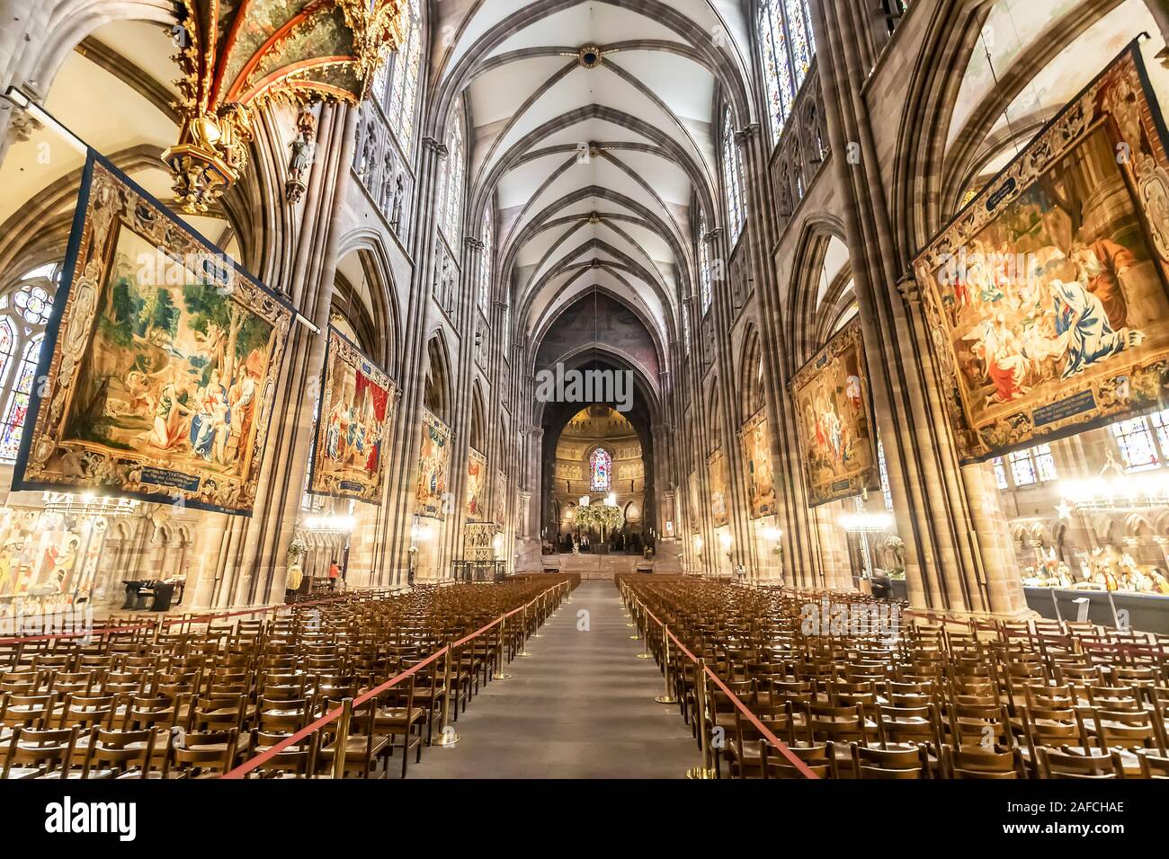 Strasbourg, France - Décembre 1,2019 : Intérieur de la cathédrale de Strasbourg ou de la cathédrale de Notre Dame de Strasbourg, également connu sous le nom de la cathédrale de Strasbourg, C Banque D'Images