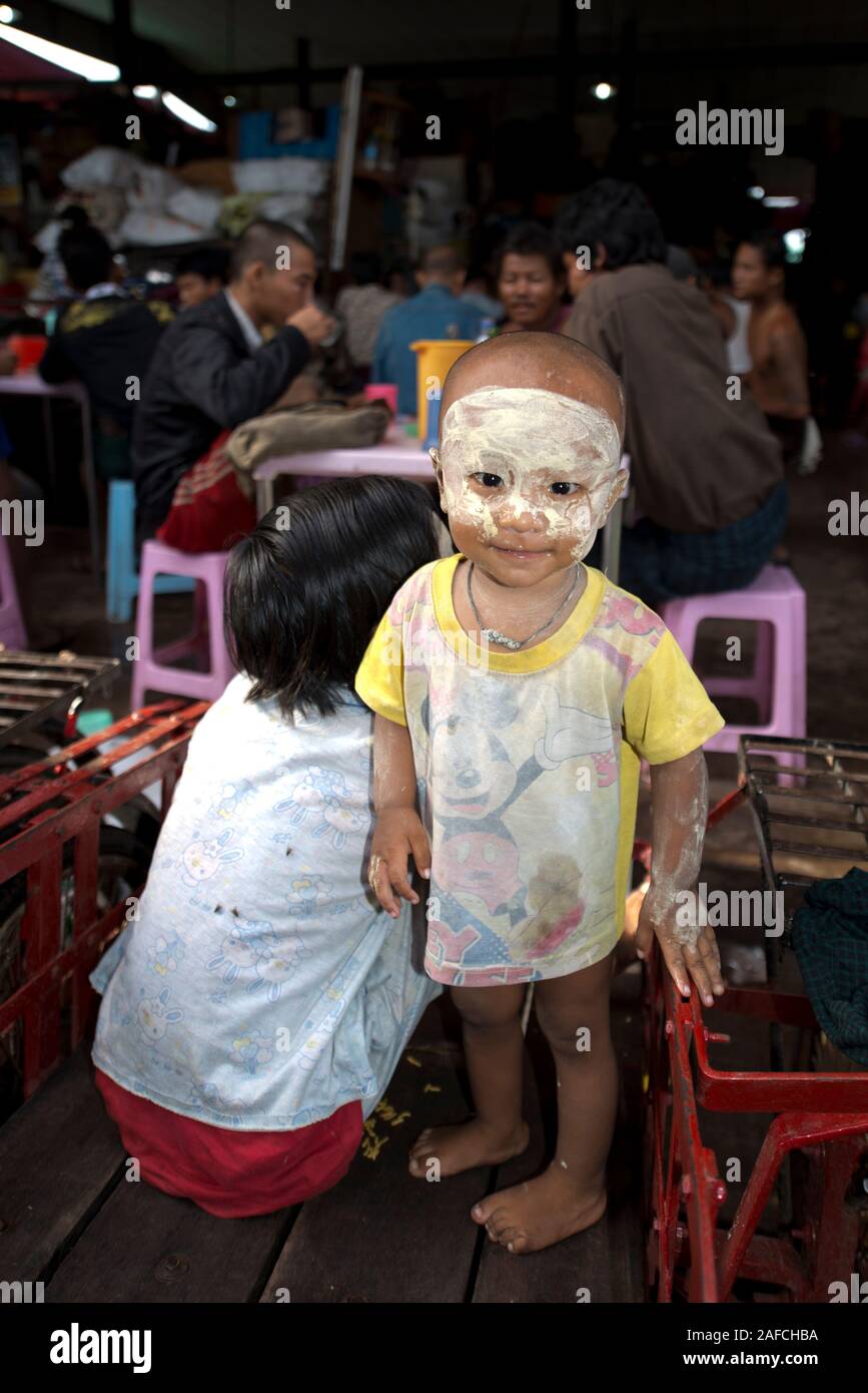 Garçon avec la peinture pour le visage masque, Thiri Mingalar Marché, Yangon, Myanmar Banque D'Images