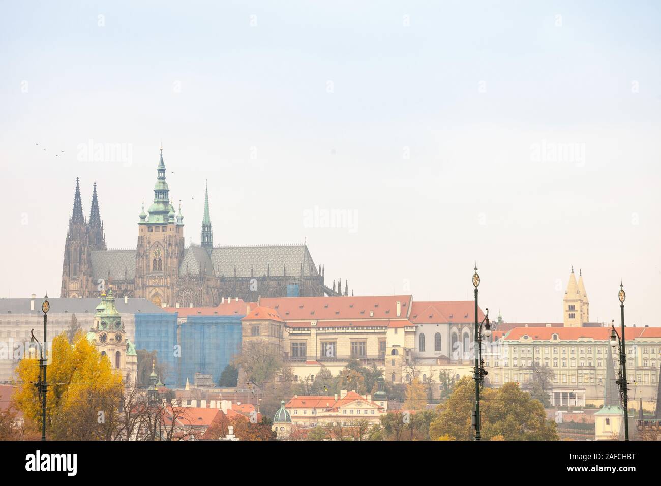 Panorama de la vieille ville de Prague, République tchèque, avec un accent sur la colline de Hradcany et le château de Prague avec la Cathédrale St Vitus (Prazsky hill) voir Banque D'Images