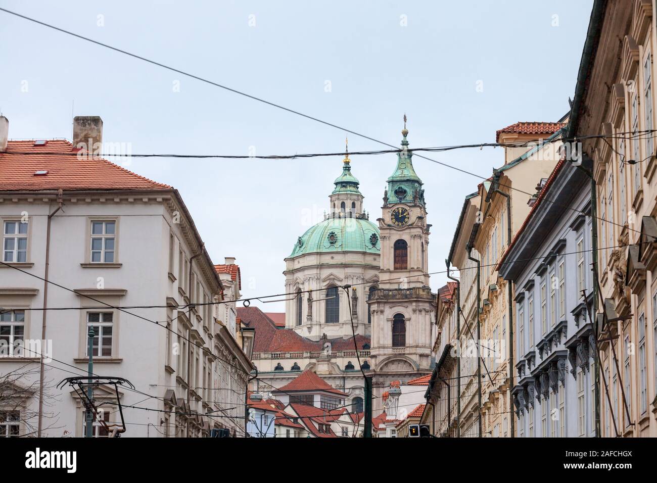 St Nicholas Church, également appelé Kostel Svateho Mikulase, à Prague, en République tchèque, avec son dôme emblématique vu de rues voisines avec baroque typique Banque D'Images