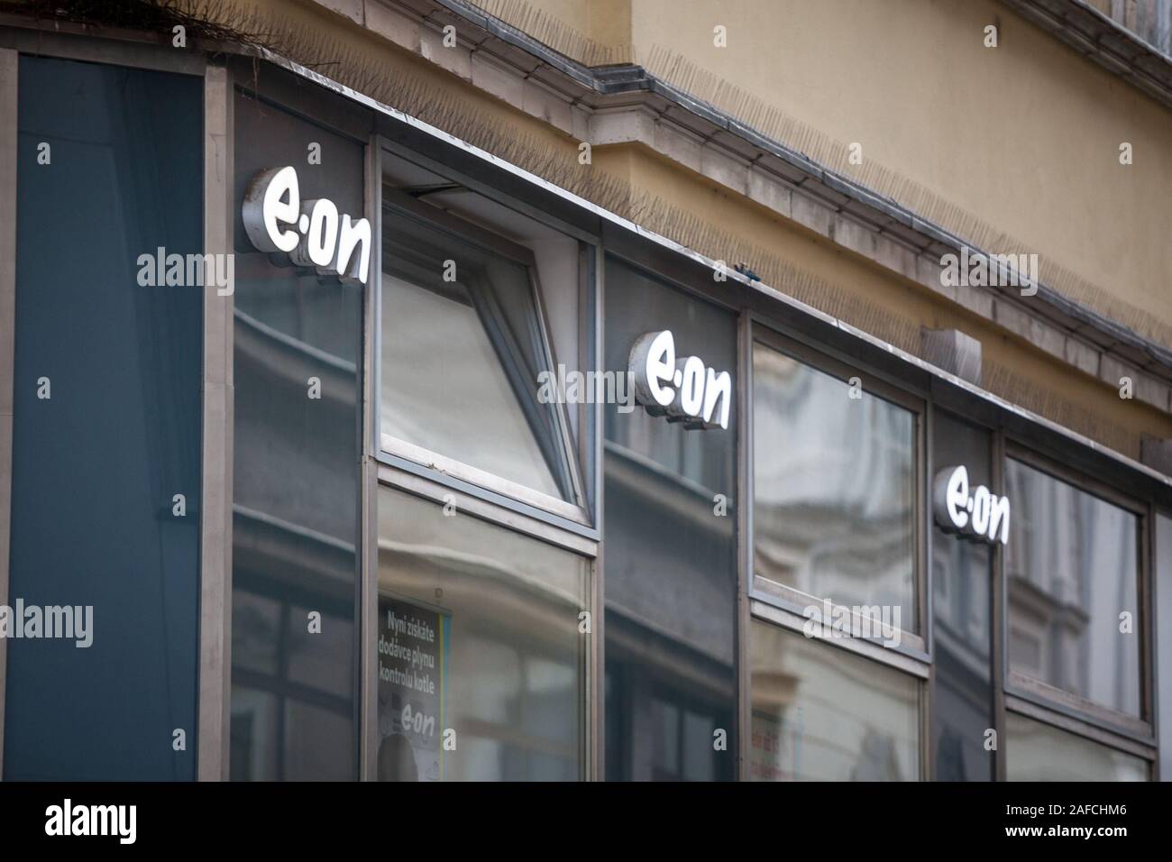 BRNO, République tchèque - 5 novembre, 2019 : F.SUR logo en face de leur bureau de Brno. Aussi connu comme AEON ou sur E, c'est un utilitaire de l'énergie et de l'électricité allemand Banque D'Images