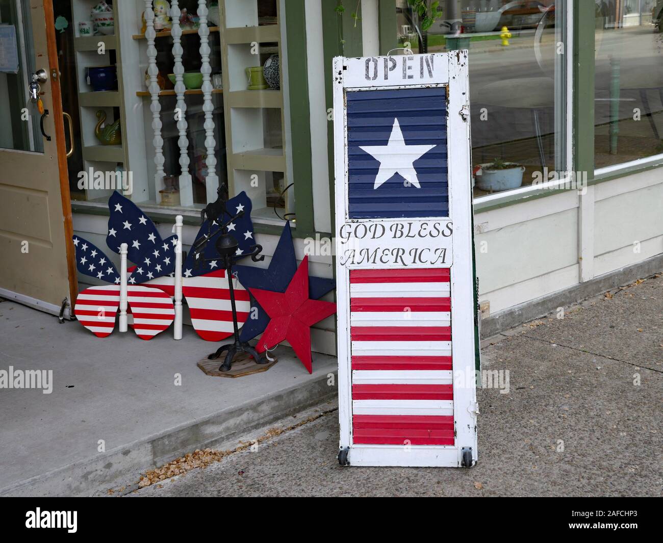 FINGER LAKES, NY, USA - Mai 2019 : vieilles villes pittoresques dans la région des lacs Finger préserver l'ancienne rue principale de magasins, souvent utilisé pour les magasins d'antiquités. Banque D'Images