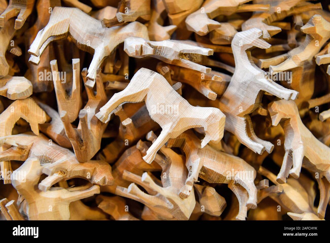 11 décembre 2019, Saxe, Seiffen : Tourné puis des pneus sculptés animaux sont situés dans l'atelier du jouet en bois bouilloire et le pneu tourneur Christian Werner à Seiffen. Les outils spéciaux sont utilisés pour activer le profil d'une figure dans le bois mouillé. Seulement après avoir partagé la silhouette de la figure de révéler lui-même. Les blancs sont plus tard, sculptés et peints ou collés. La technologie dans le petit atelier avec ses six employés est toujours le même qu'il y a 200 ans, lorsque la rotation de pneus dans les monts Métallifères a commencé. L'embarcation en Seiffen est aujourd'hui unique au monde et est uniquement Banque D'Images