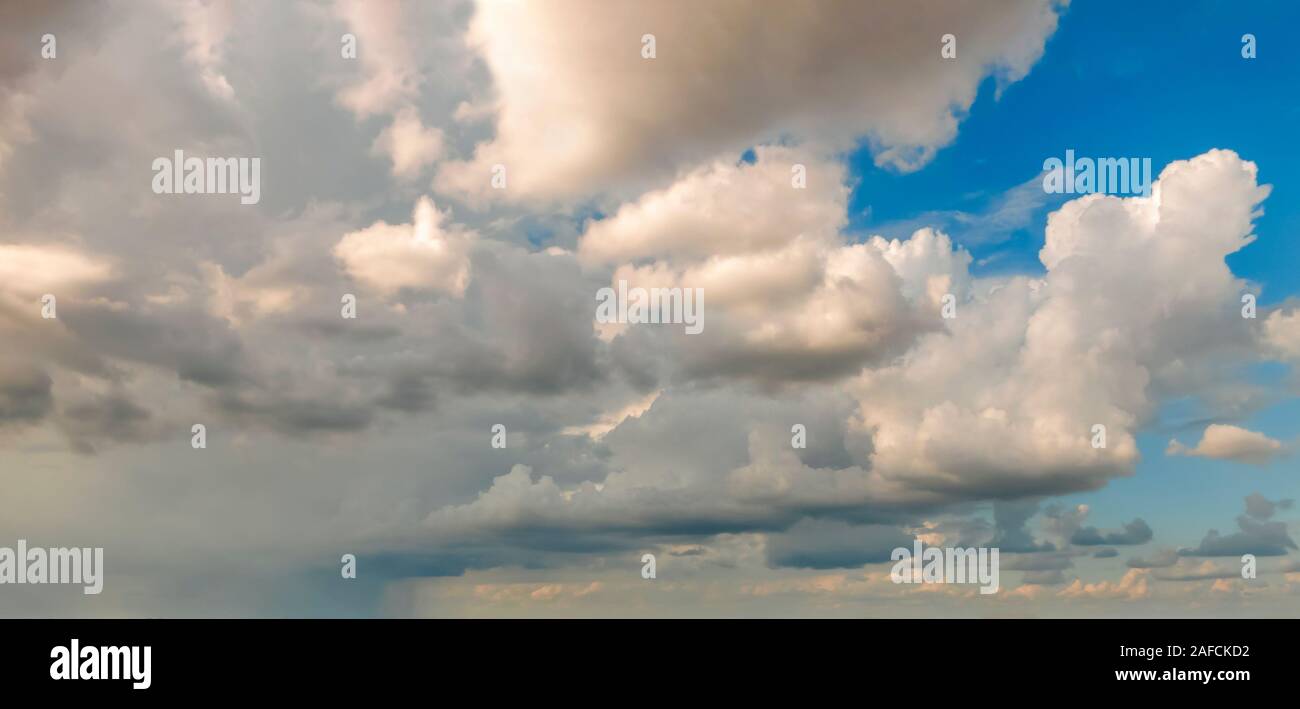 Fond de Ciel bleu avec nuages spectaculaires blanc. Sky landscape scene. Ciel naturel paysage en arrière-plan Banque D'Images Fond de Ciel bleu avec nuages spectaculaires blanc. Sky landscape scene. Ciel naturel paysage en arrière-plan Banque D'Images