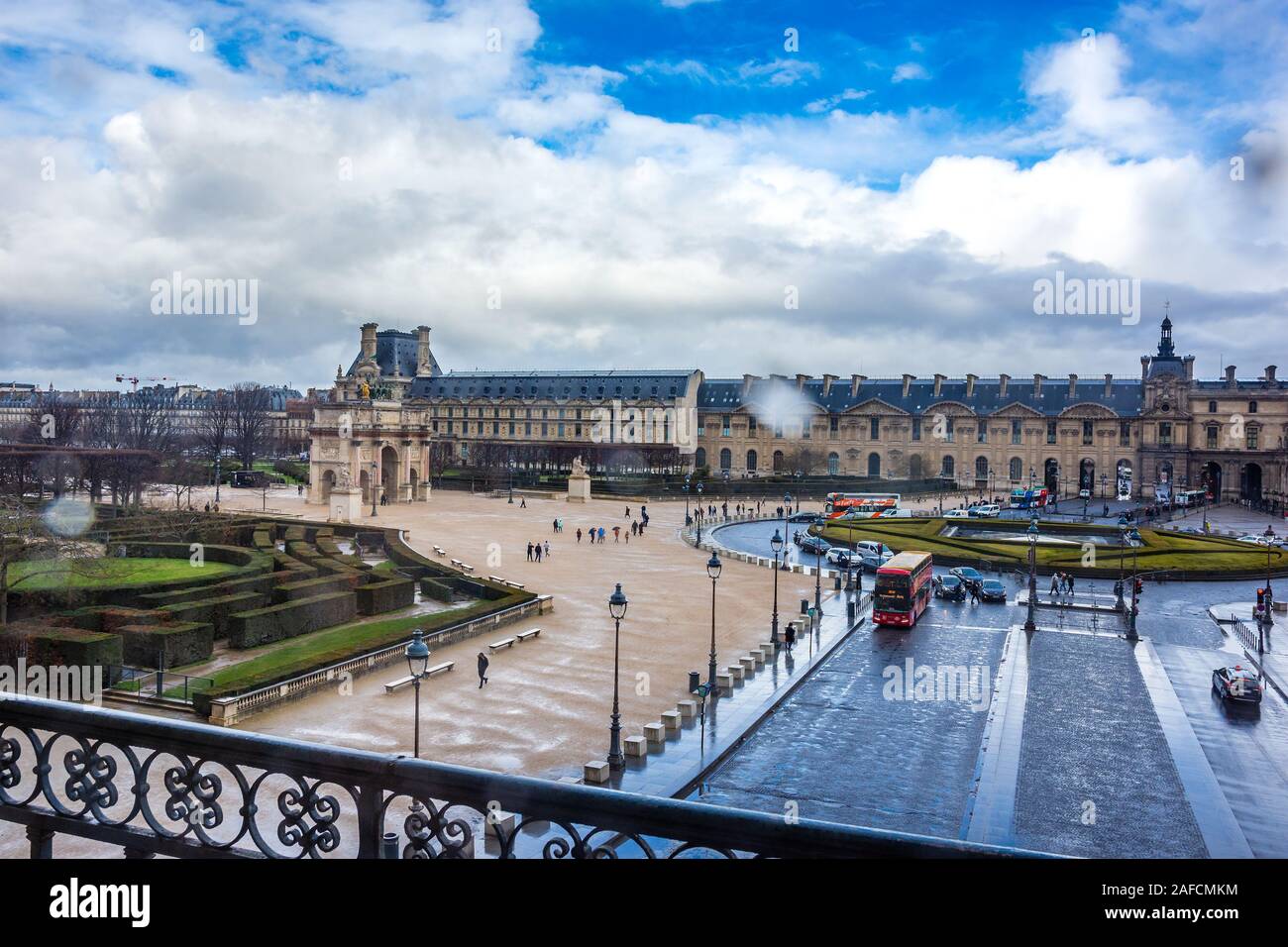Intérieur du Musée du Louvre à Paris avec les personnes et les visiteurs de marcher et prendre des photos Banque D'Images