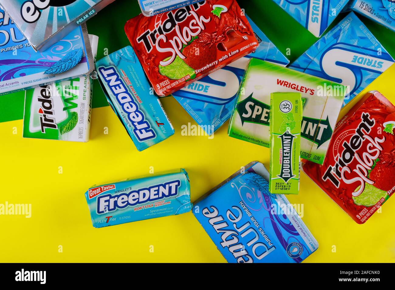 New York NY 29 NOV 2019 : Diverses marques marques de chewing-gum Orbit, Extra, Eclipse, Freedent, Wrigley, menthe verte, Trident, pas beaucoup de paquets de chewing-gum Banque D'Images