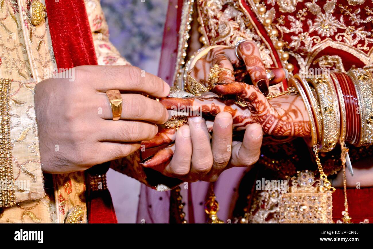 Close up on part d'un homme mis sur une bague de fiançailles au doigt de la mariée Banque D'Images